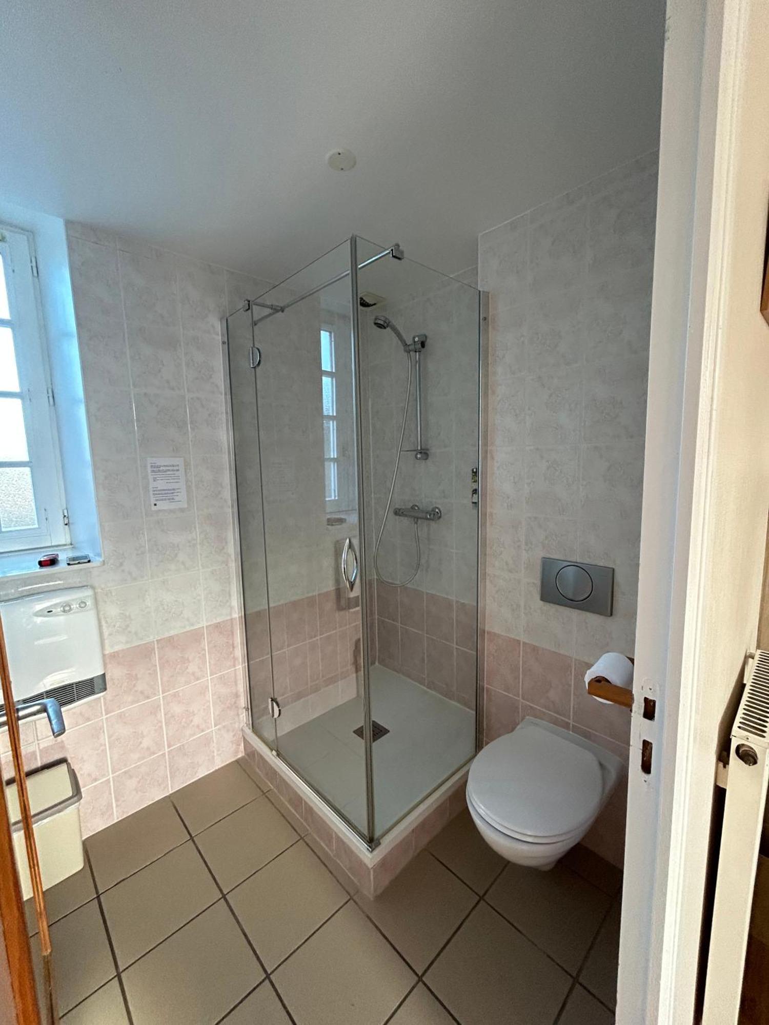 Les Voisins Beaucemaine Hotel 2*